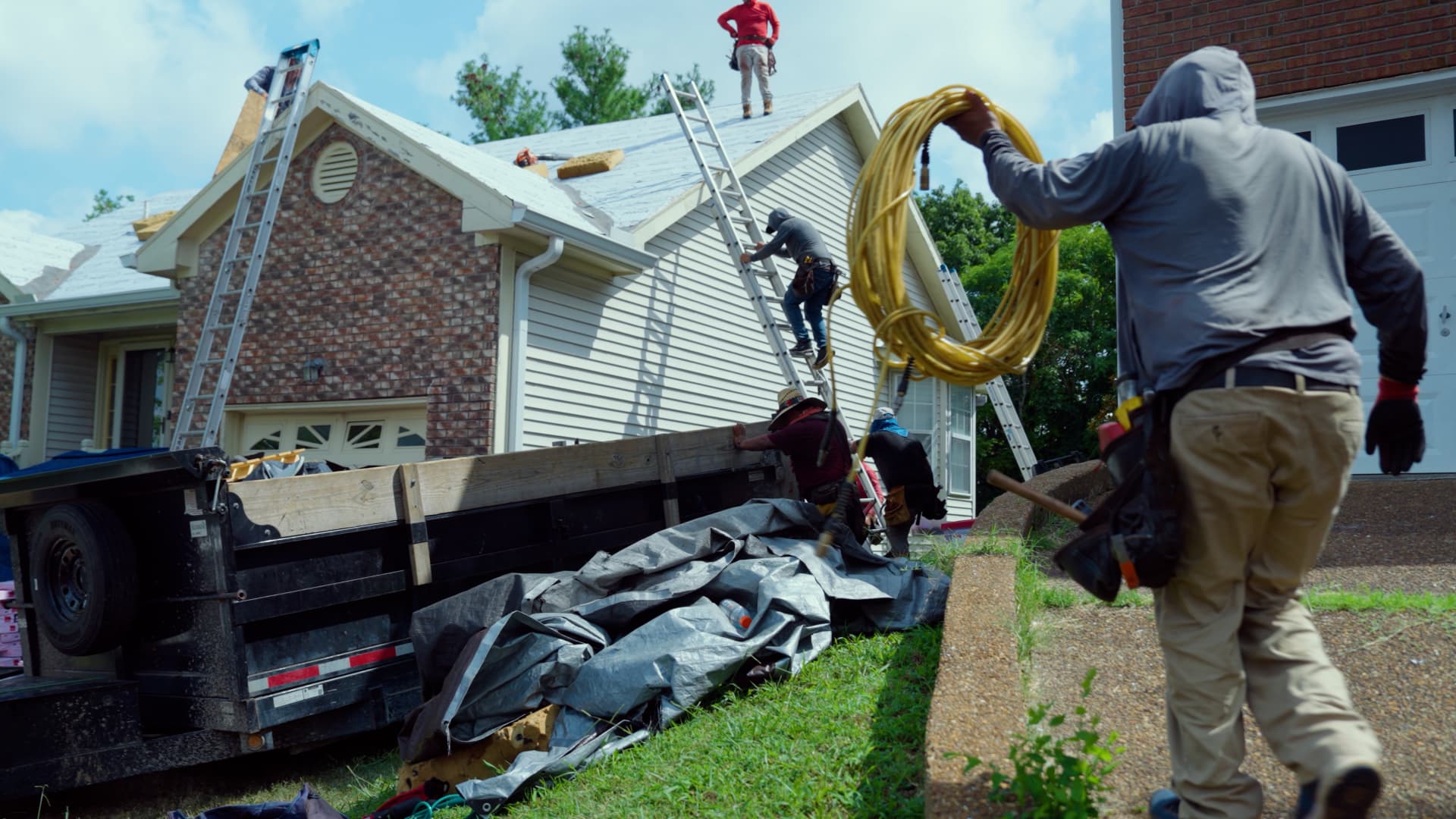 Tim Leeper Roofing crew on the job